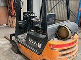 une photo d'un chariot élévateur dans un entrepôt