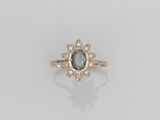 une bague de fiançailles sertie d'un saphir bleu et de diamants blancs