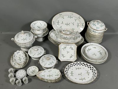 de nombreux types de plats et de tasses sur la table