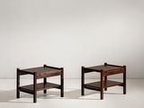 une paire de tables d'appoint dans le style de [nom de personne]