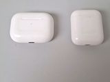 Deux AirPods d'Apple sont posés l'un à côté de l'autre sur une table