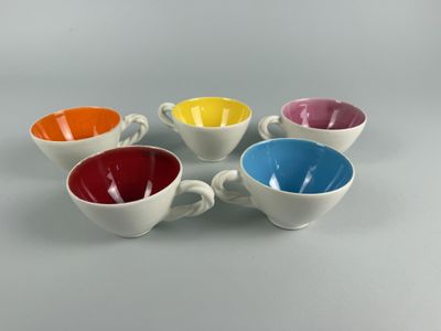 VALLAURIS. Ensemble de cinq tasses en céramique blanche, éma…