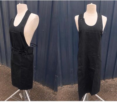 deux photos d'un tablier noir sur un mannequin