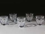 six verres sont alignés sur une surface blanche