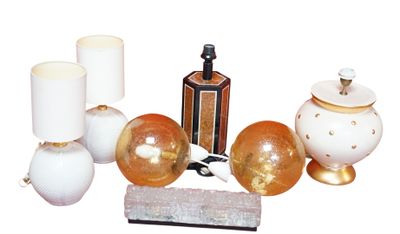un grand nombre d'objets posés sur une table