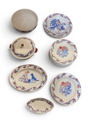 de nombreux types d'assiettes et de bols différents sur la table