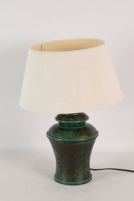 une photo d'une lampe de table verte surmontée d'un abat-jour blanc