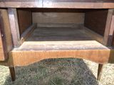une table en bois surmontée d'un tiroir