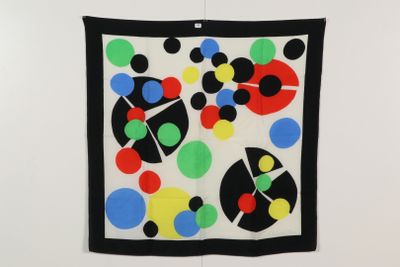 une image représentant une tenture murale ornée de cercles colorés