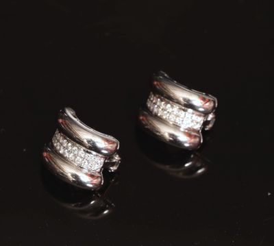 CHOPARD. Paire de boucles d'oreilles modernes en or blanc à …