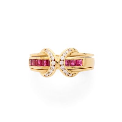 une bague en or jaune sertie de deux rubis et de diamants