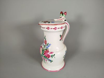un vase blanc orné d'un motif floral