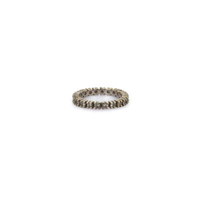 gros plan d'une bague en argent sur fond blanc