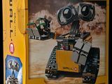 une boîte contenant un robot « Wall-E » en Lego