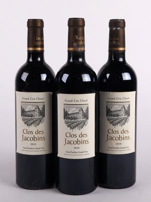 trois bouteilles de vin rouge posées sur une table blanche