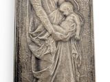 une image d'une plaque en cuivre représentant une femme tenant un bébé dans ses bras
