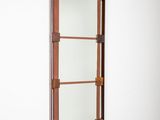 un miroir accroché au mur d'une pièce