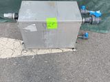 une photo d'un chauffe-eau au bord de la route