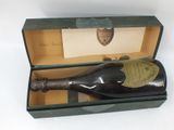une bouteille de vin dans un coffret sur une table