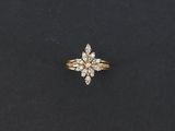 une bague en or et diamants sur une surface noire