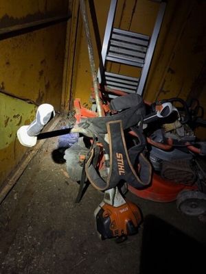 une photo montrant un tas d'outils posés dans une pièce