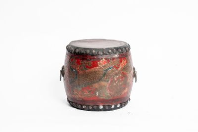 CHINE, XXe Petit tambourin d'opéra en bois laqué rouge, de f…