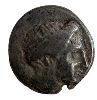 une pièce de monnaie ancienne portant un visage de femme