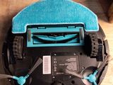 un robot posé sur une table en bois