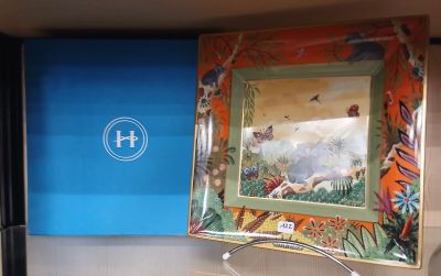 un tableau accroché au mur au-dessus d'un lavabo dans une salle de bains