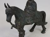 statue en bronze représentant un homme à cheval portant un casque