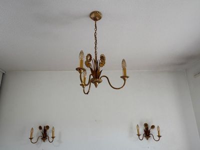 Ensemble de luminaires en métal doré à décor floral dans le …