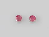 une paire de boucles d'oreilles à clous en saphir rose sur fond blanc