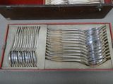 beaucoup d'argenterie dans une boîte sur une table