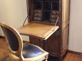 un bureau avec une chaise et une armoire dans une pièce