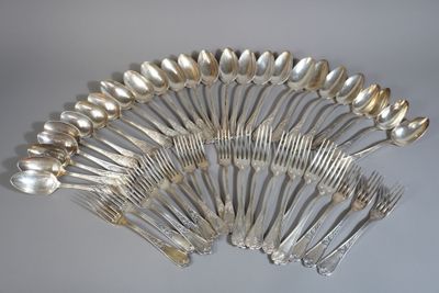 un grand nombre de cuillères et de fourchettes en argent disposées en cercle