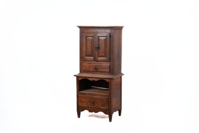 une vieille armoire en bois avec un tiroir en dessous