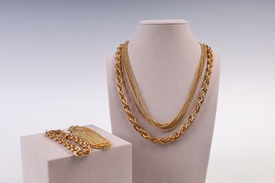 deux bijoux exposés sur une surface blanche