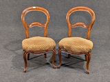 paire de chaises anciennes avec des assises rembourrées