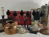 une table sur laquelle se trouvent une lampe, un vase, un cadre photo, un cadre photo et un cadre photo