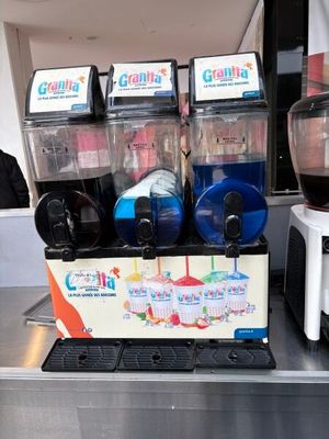 une machine posée sur un comptoir