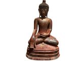 statue représentant une personne assise en position du lotus sur un fond blanc