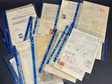 beaucoup de vieux papiers et de stylos sur la table