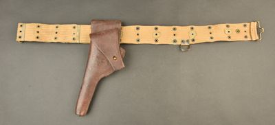 une vieille ceinture en cuir à laquelle est attaché un couteau