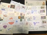 de nombreux types de timbres différents sur une valise noire