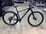 un vélo exposé dans un magasin