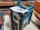 une radio posée sur une table à côté d'une autre radio