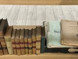 une étagère contenant beaucoup de livres