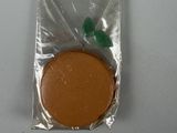 un petit biscuit dans un sachet en plastique posé sur une table