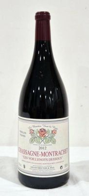 une bouteille de vin posée sur une table