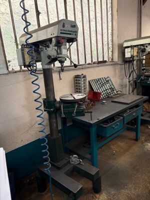 une machine posée sur une table dans une pièce